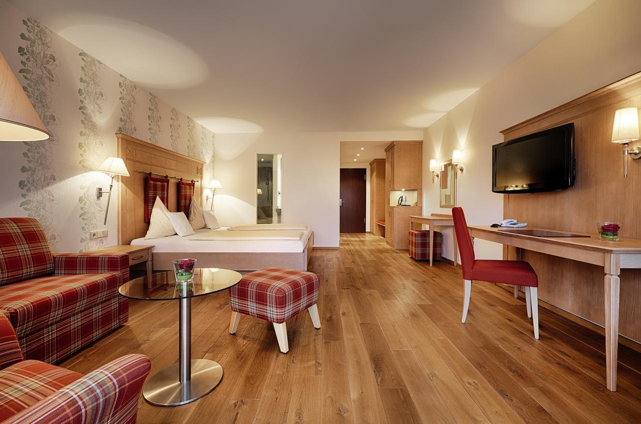 Hotel Kronelamm Im Schwarzwald บาด ไทนาค-ซาเวลชไตน์ ภายนอก รูปภาพ